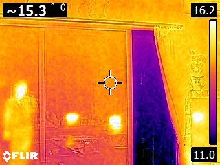 効果のほどをサーモカメラで測定。右側が既存の窓部、左部分が断熱二重窓部。温度差が明らかです。